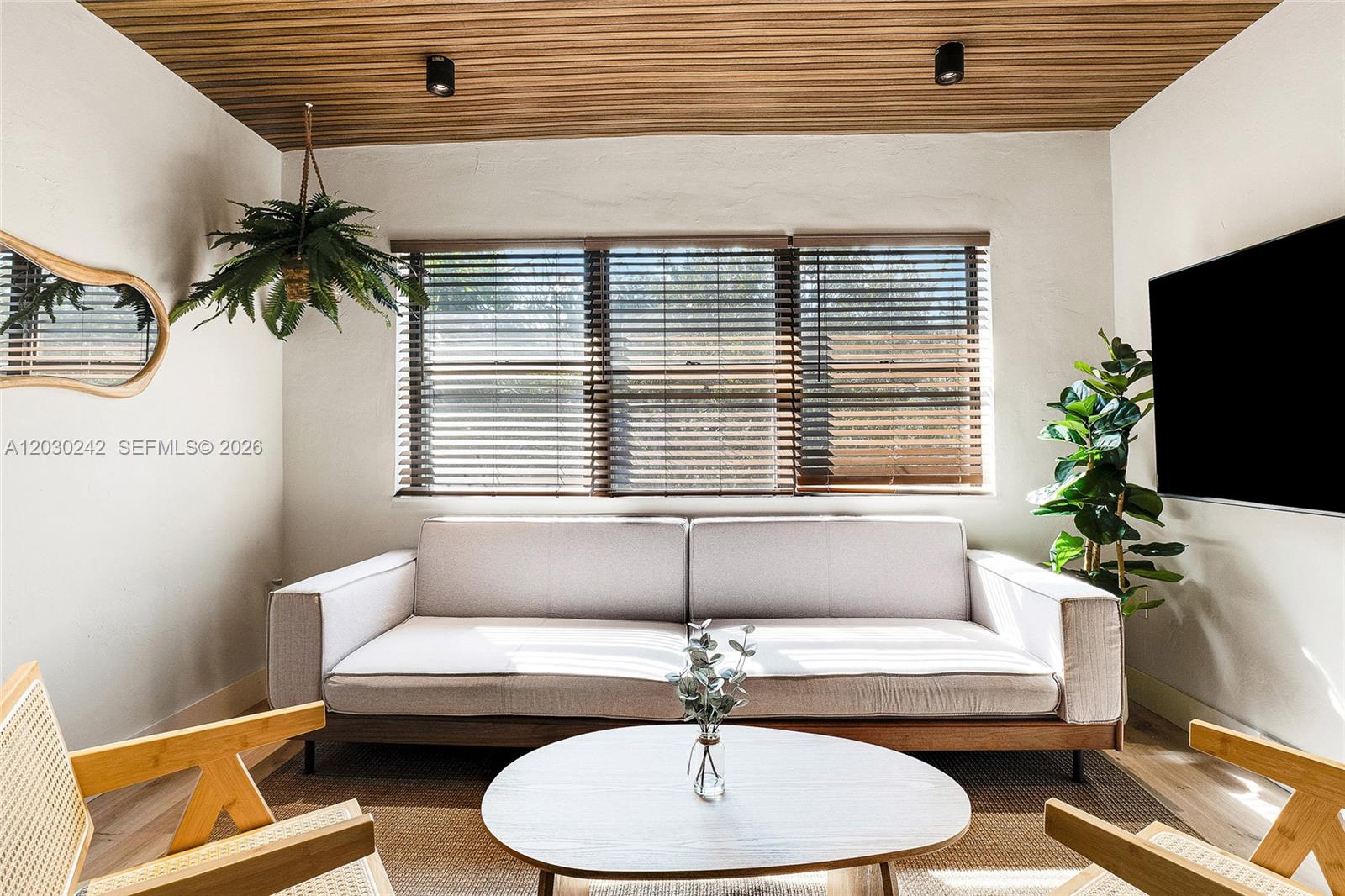 MARSEILLES DECO CONDO - Residential Lease