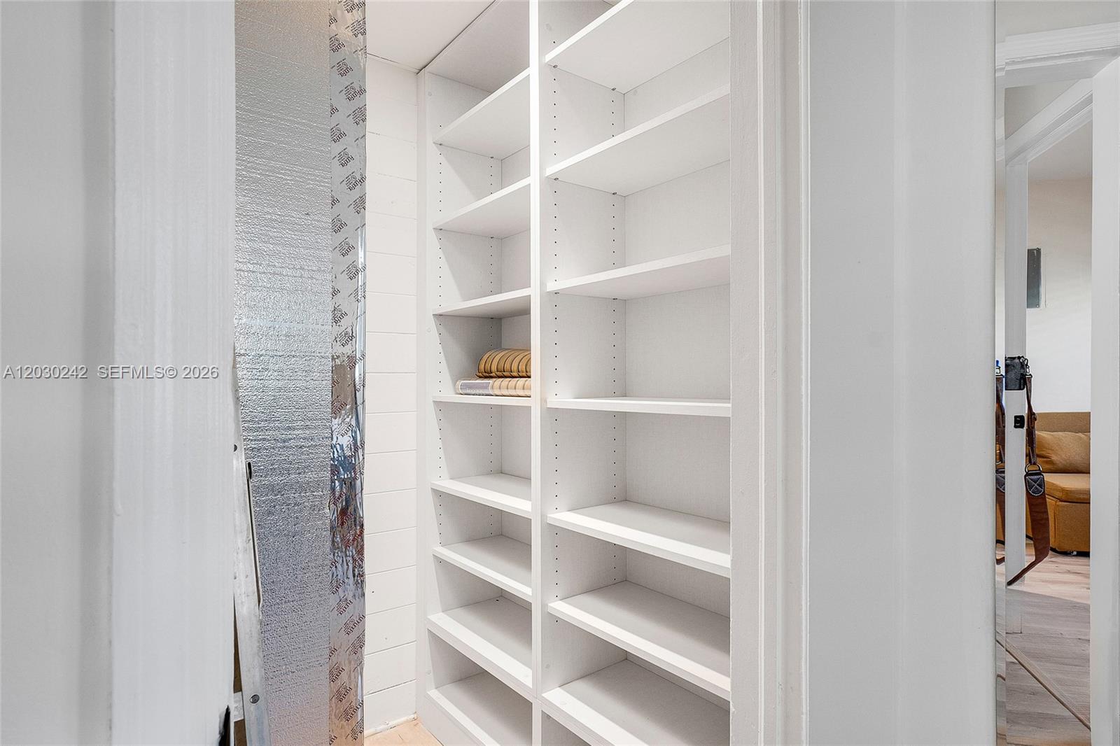 MARSEILLES DECO CONDO - Residential Lease