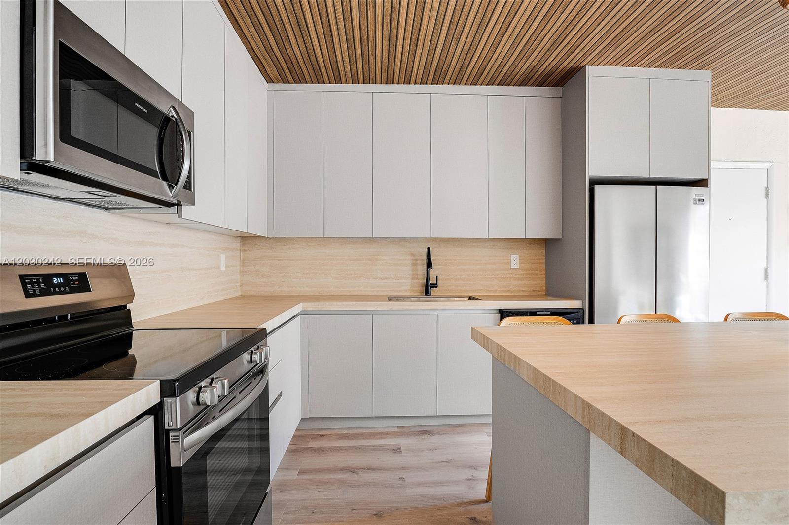 MARSEILLES DECO CONDO - Residential Lease