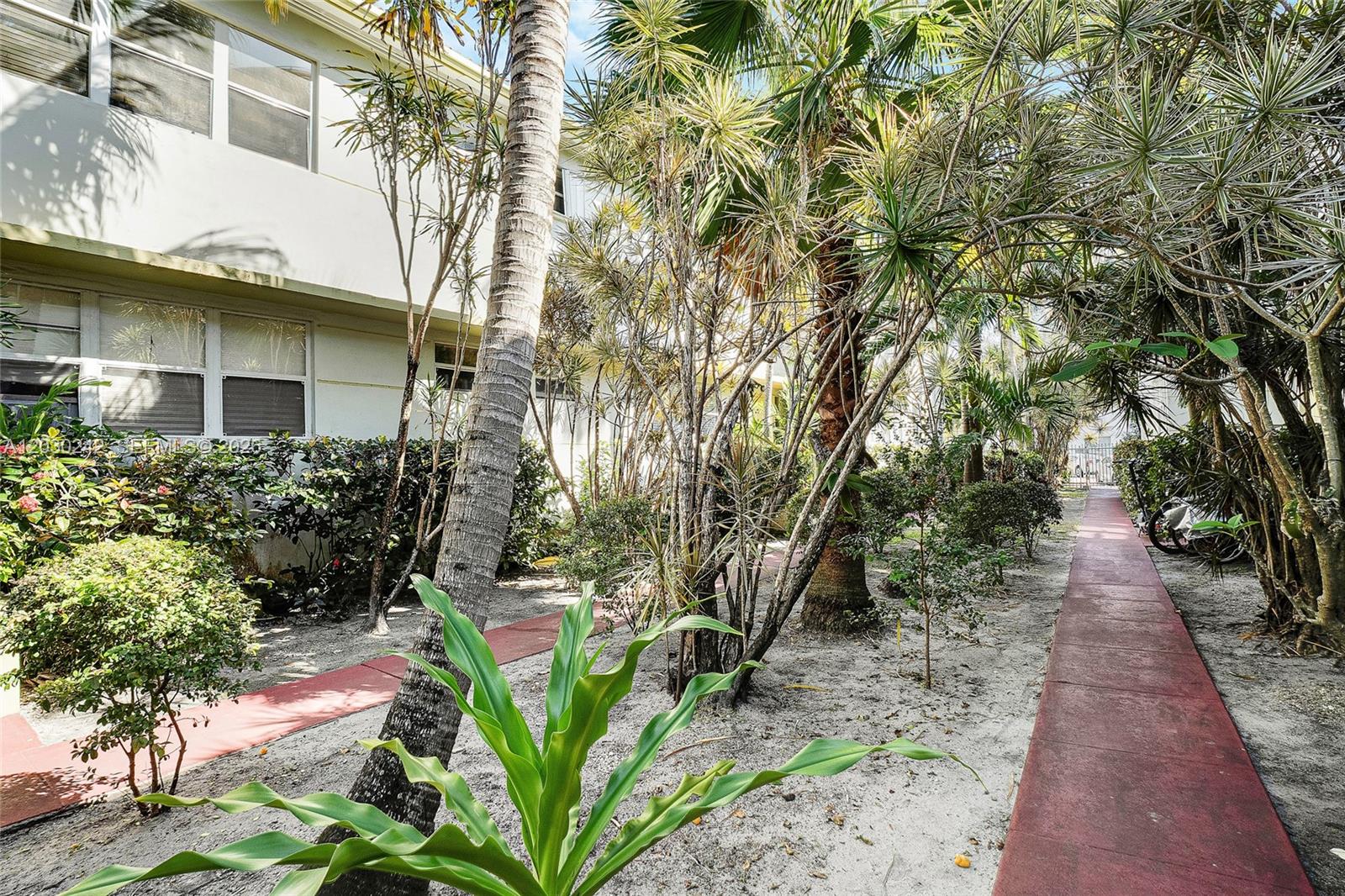 MARSEILLES DECO CONDO - Residential Lease