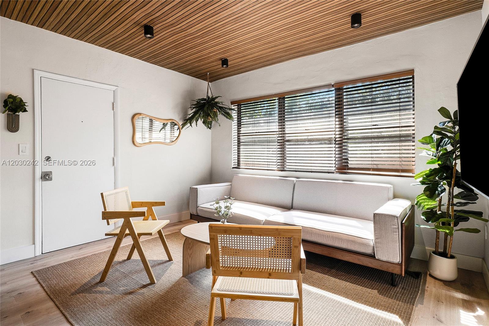 MARSEILLES DECO CONDO - Residential Lease
