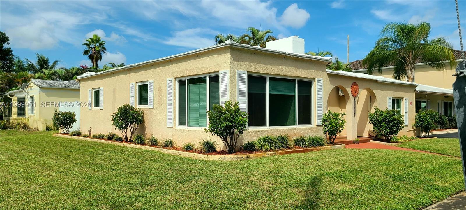 In the heart of beautiful Victoria Park. Laundry, enclosed patio, private parking, pet friendly, very close to Holiday Park and Las Olas.