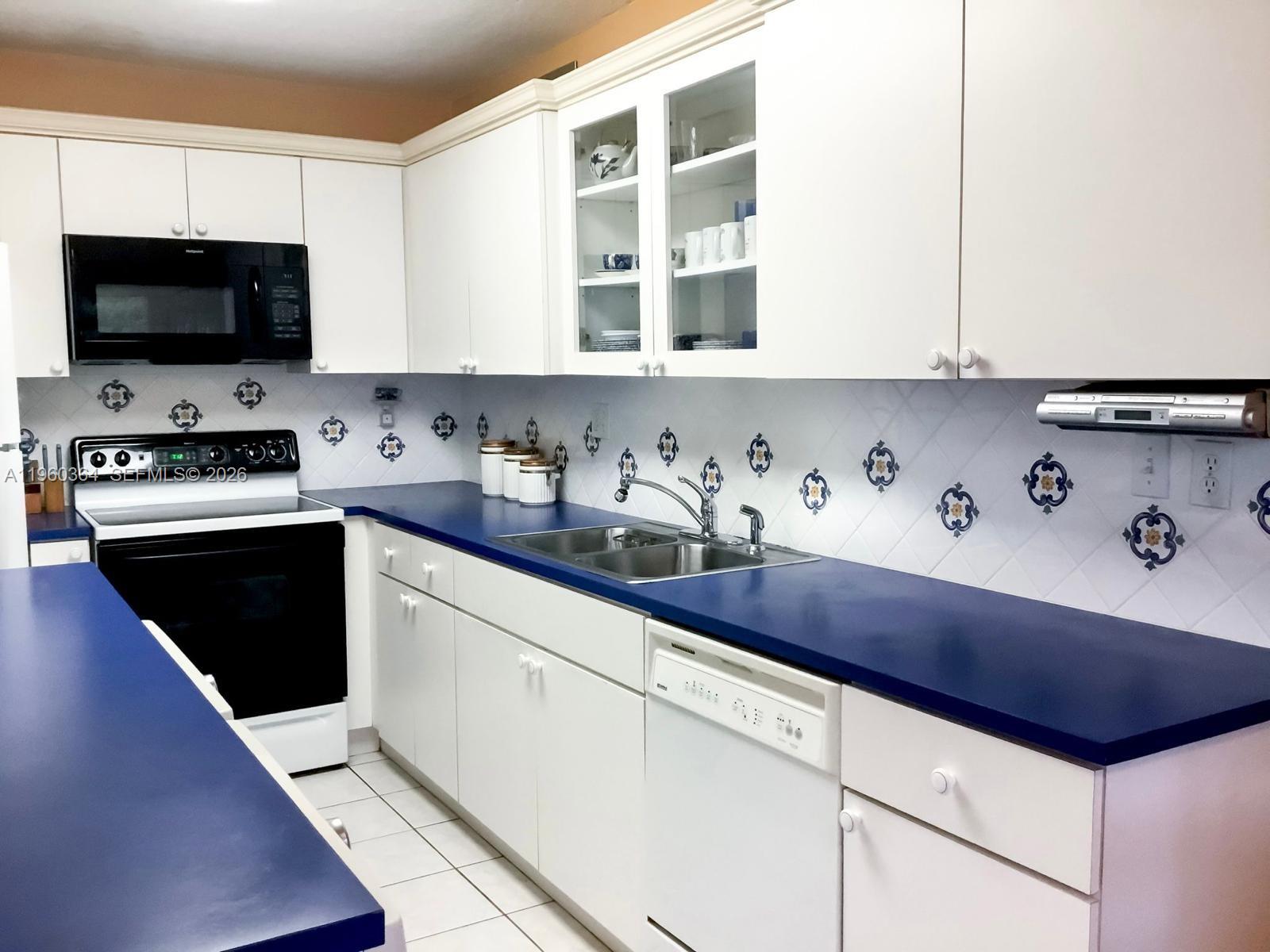 Welcoming apartment in excellent condition, featuring an open-concept layout and a spacious balcony. The cheerful, modern remodeled kitchen enhances the overall appeal of the home. Ideally located, the property includes the convenience of two assigned parking spaces. The community offers desirable amenities such as a swimming pool, tennis court, 24/7 security, and a gated entrance with perimeter fencing.