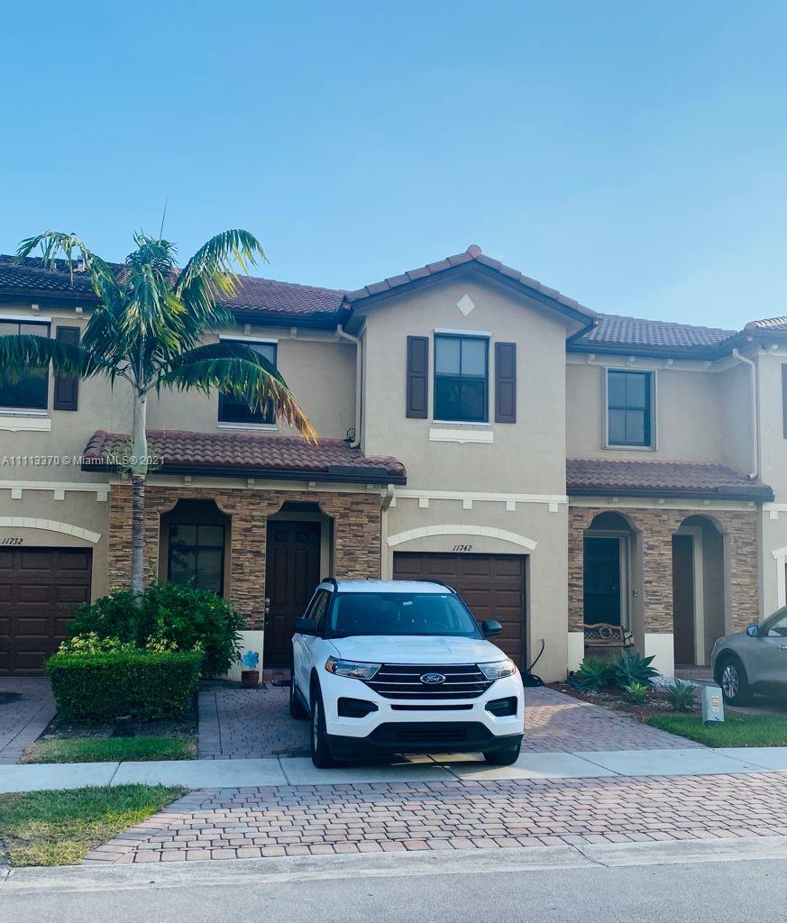Beautiful townhouse - spacious 3 bedroom/ 2.5 baths. Cozy and bright with a nice patio for family barbecues. Family oriented neighborhood.