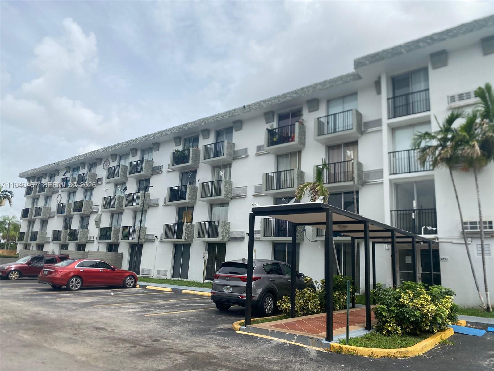 Studio apartment, ideally situated near major highways, hospitals, shopping malls, and the beautiful beach! Water and electricity included. Unit currently rented for $1250 unit Feb 2026. Don't miss out on this fantastic opportunity!