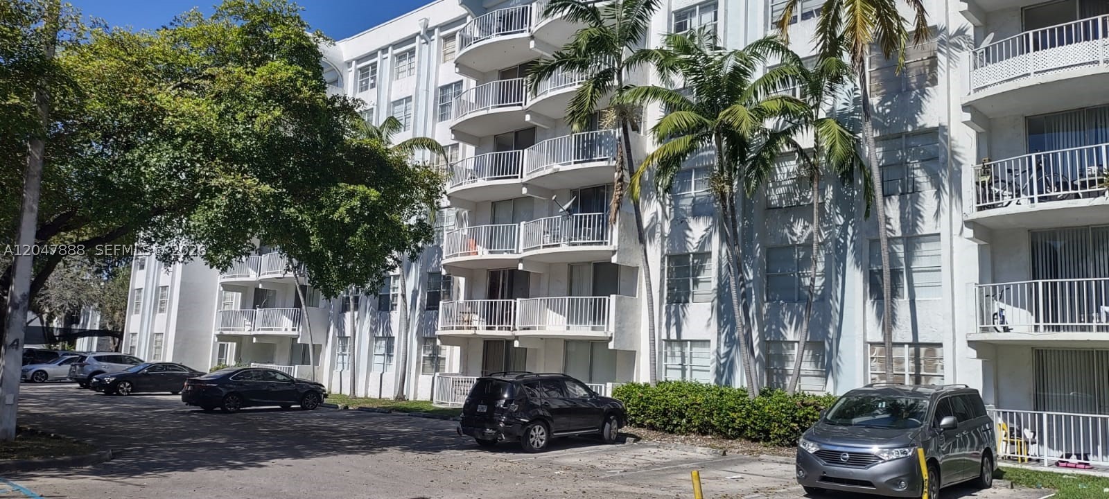 Beautiful Monte Carlos Condo, Great Location, 1 bedroom + 1 Bathroom , next to hwy, mall and school.