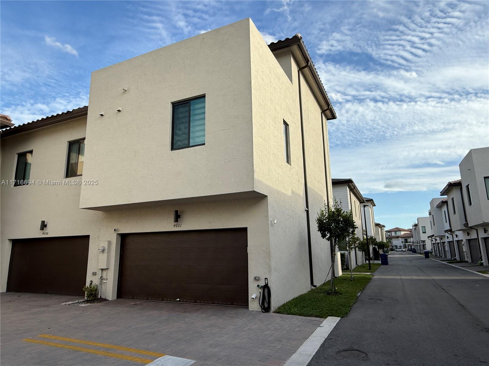 DOWNTOWN DORAL SOUTH PHAS - Residential