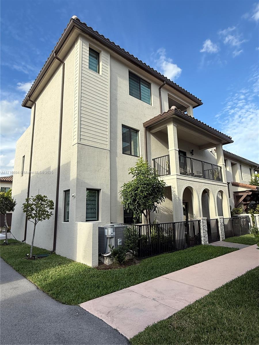 DOWNTOWN DORAL SOUTH PHAS - Residential