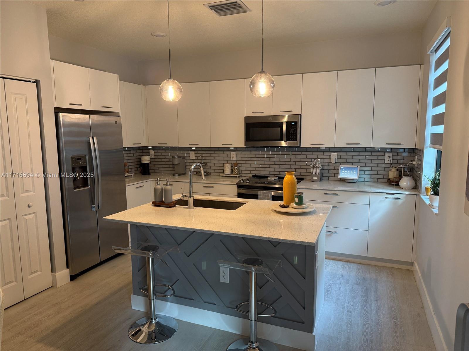 DOWNTOWN DORAL SOUTH PHAS - Residential