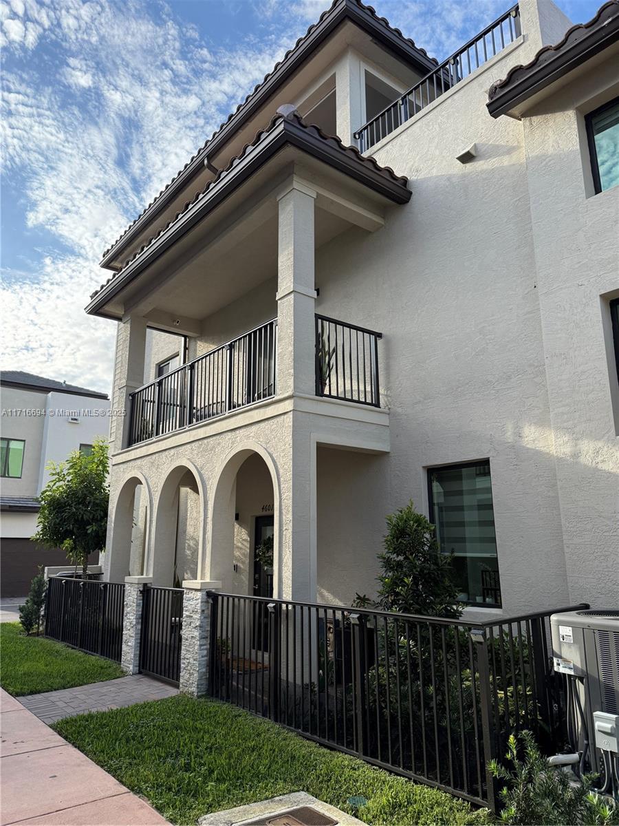 DOWNTOWN DORAL SOUTH PHAS - Residential