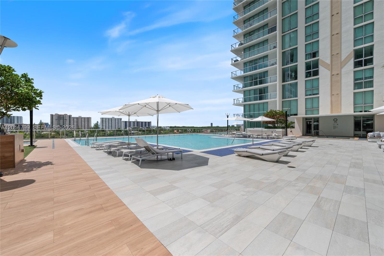 PARQUE TOWERS CONDO - Residential