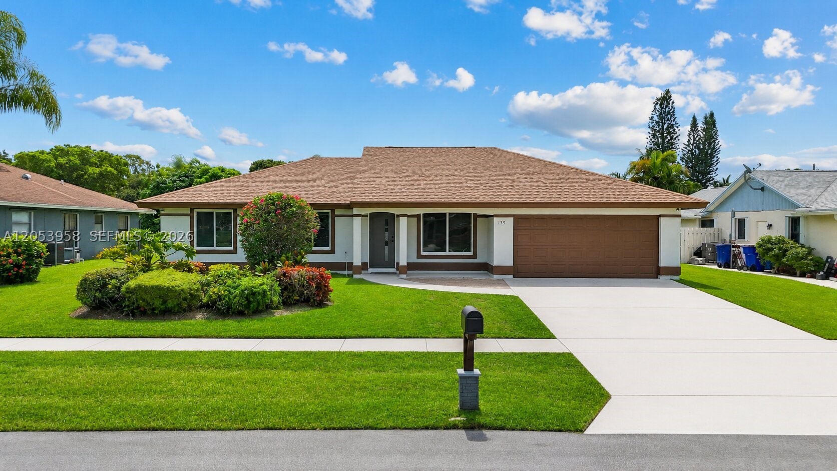 Beautiful home in Royal Palm Beach Completely remodeled. Top of the line appliances
No Association Garage is converted into Game room.  New Air Conditioner
The entire house has a reverse osmosis water system.
Oversized Lot. Ready to move in.