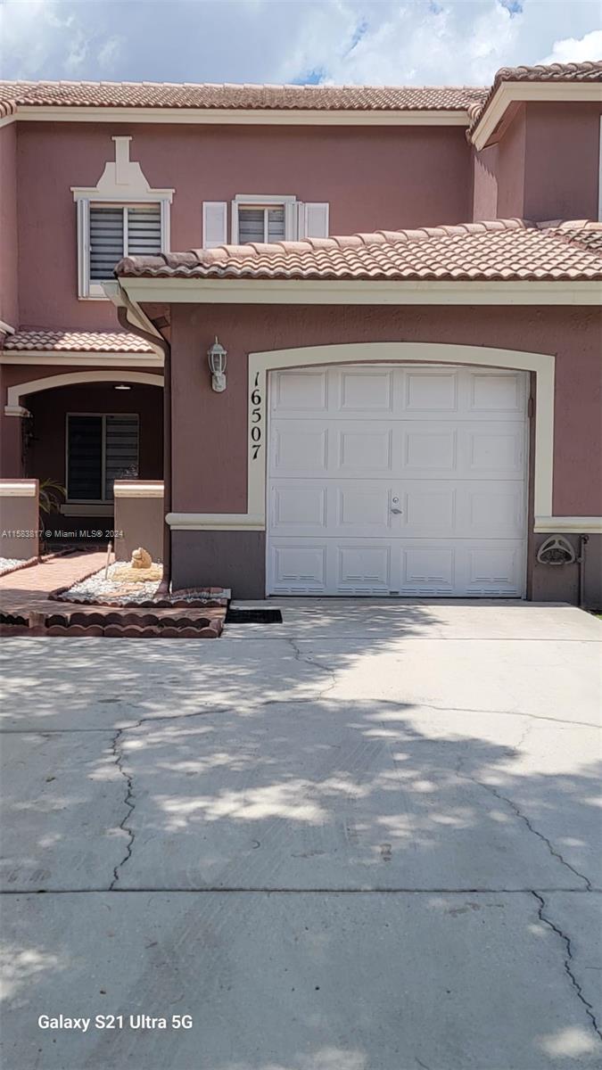 The beautiful townhouse in the wonderful community of West Kendall has two master bedrooms with spacious bathrooms. The garage is converted to be used as an office or additional bedroom. The kitchen is completely remodeled with stylish stainless steel appliances, this cute townhouse is adorned with glamorous lamps in the living room and dining room with remote control making a cozy, spacious, and comfortable patio to enjoy with family and friends.
This Lake Avila community has a swimming pool, a children's park, large green areas, where you will find a bag dispenser to use with your pets, wide driveways two lakes, and excellent neighbors. Lake Avila has Publix, Walmart, Banks, Gyms, Restaurants, excellent schools, and easy and quick access to main roads. I will be waiting for you