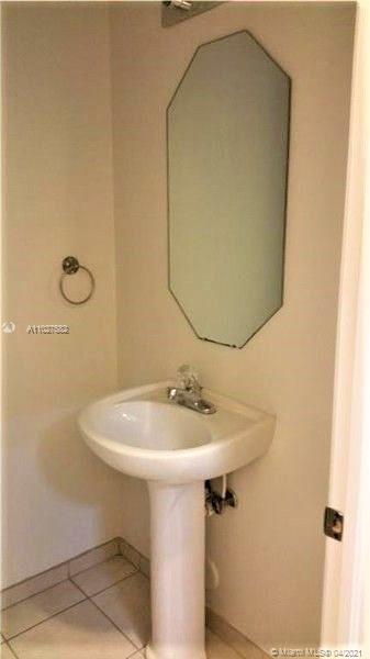 AB AT TAMIAMI TRAIL - Residential Lease