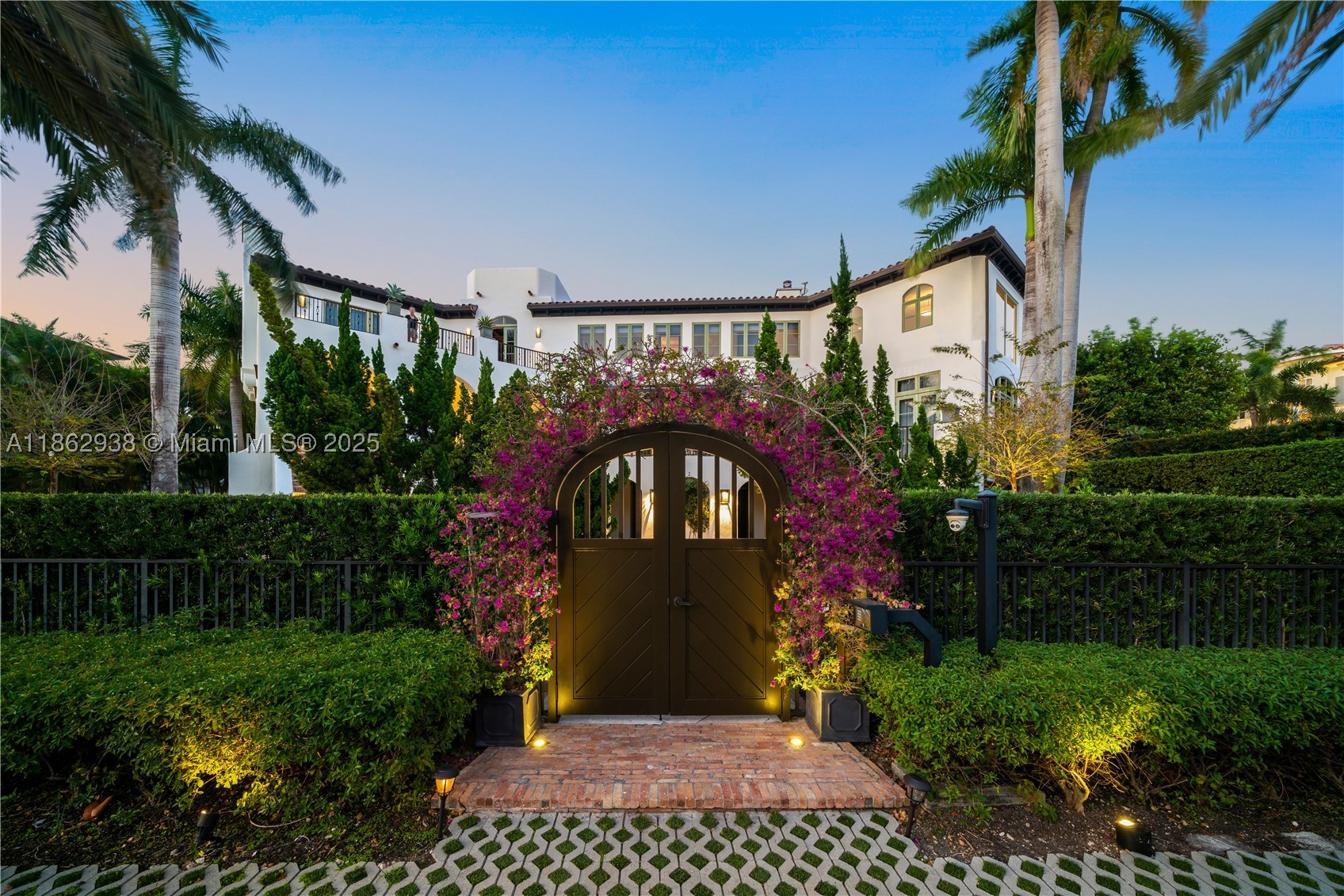 THE MOORINGS - Residential