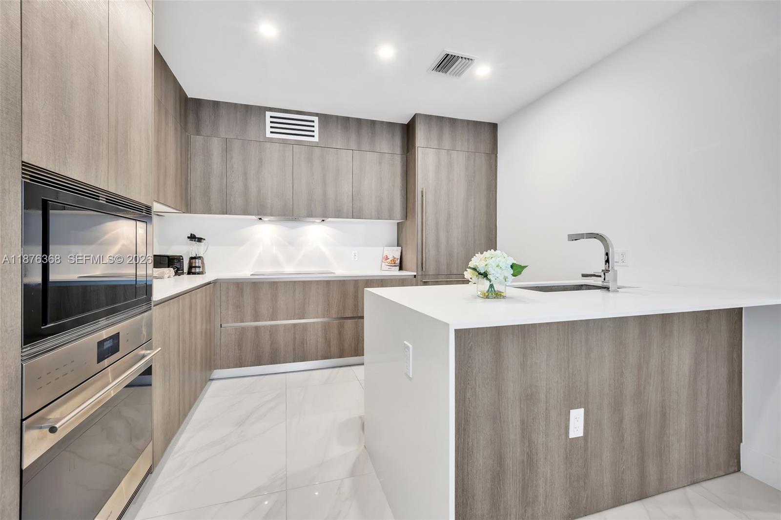 AURORA CONDOMINIUM - Residential