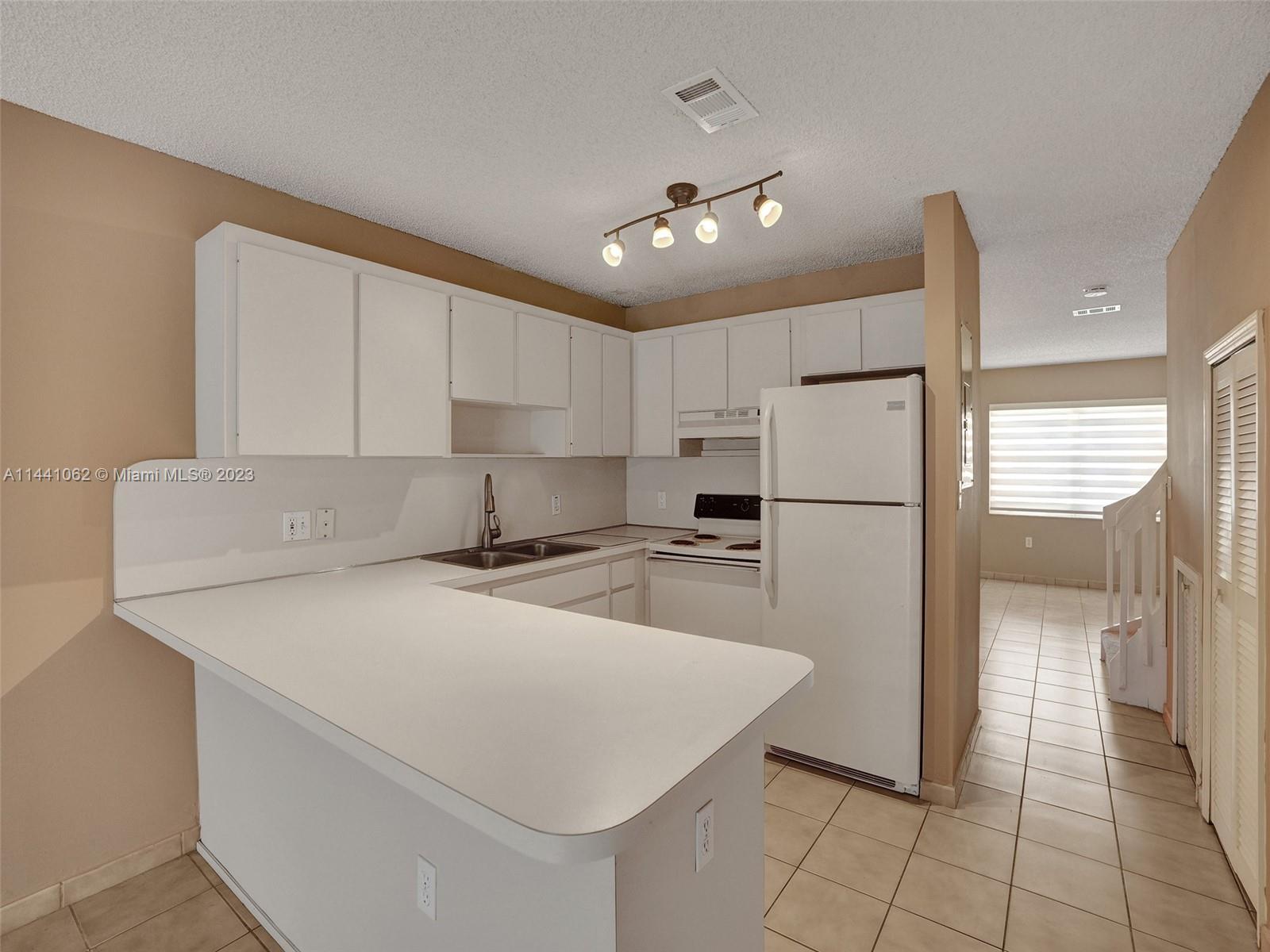 KENDALE LAKES NORTH SEC 9 - Residential