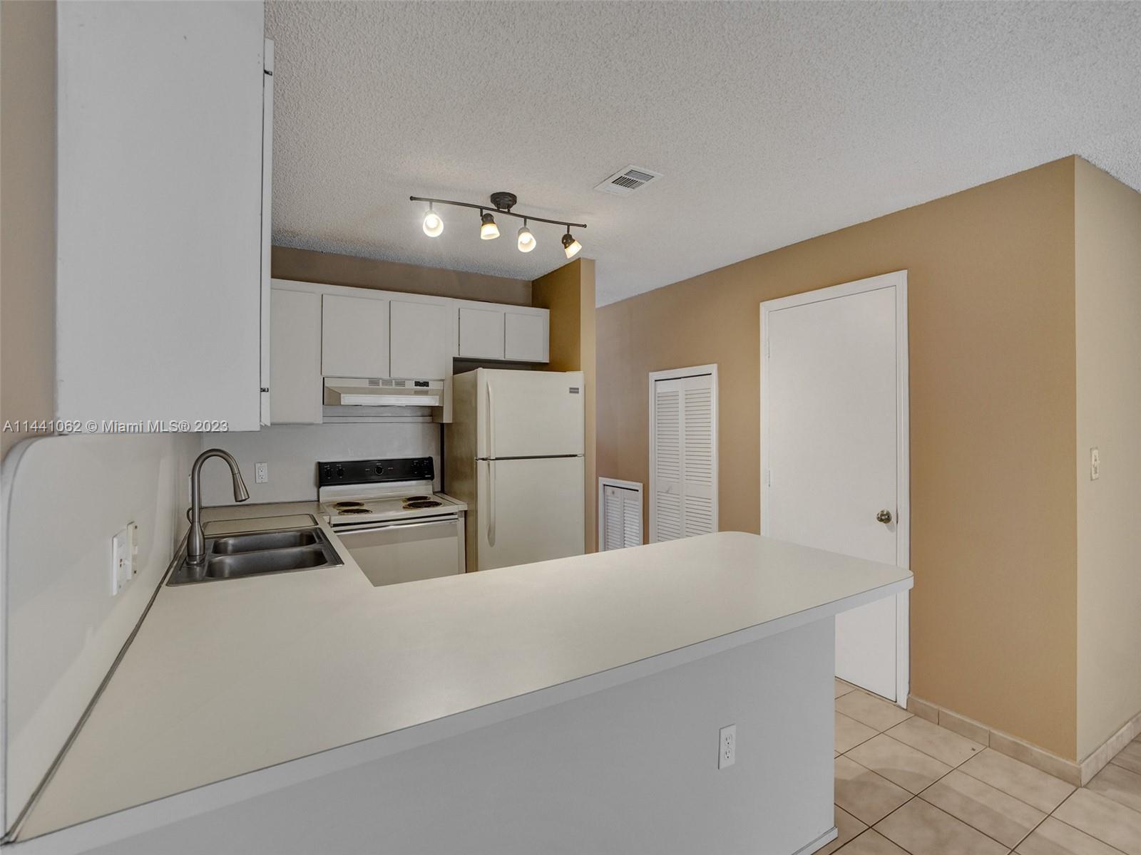 KENDALE LAKES NORTH SEC 9 - Residential