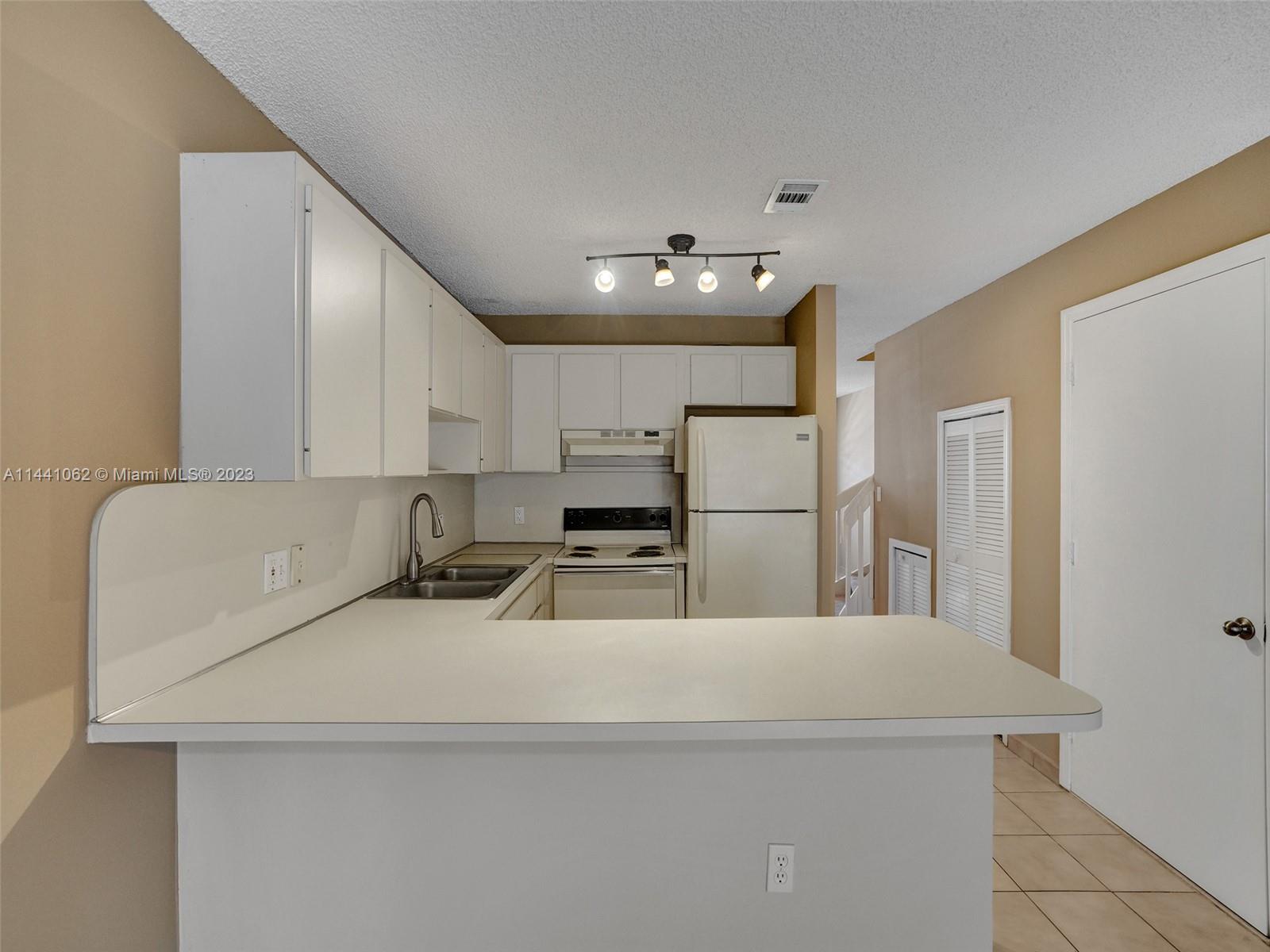 KENDALE LAKES NORTH SEC 9 - Residential