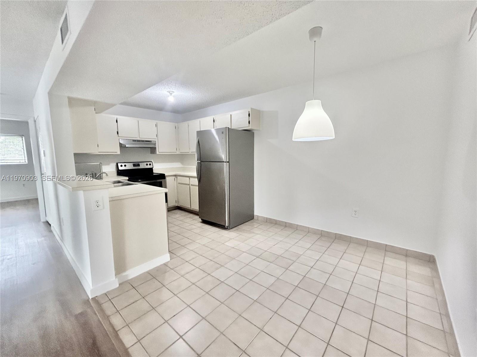 GREAT UNIT FOR RENT. 2 BEDROOMS / 2 BATHROOMS WITH SPACIOUS LIVING AREA, WASHER/DRYER INSIDE. VINYL FLOORS IN BEDROOMS AND LIVING/DINNING ROOM AREA. NICE CONDO IN THE HEART OF PEMBROKE PINES.THE PALMS OFFERS RESORT STYLE AMENITIES WITH TROPICAL LANDSCAPING, LUSH GARDENS, COMMUNITY POOL, TENNIS COURT, GYM AND CAR WASH AREA