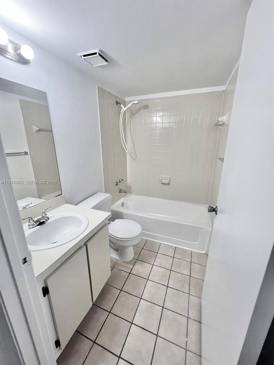 PALMS OF PEMBROKE CONDO - Residential Lease