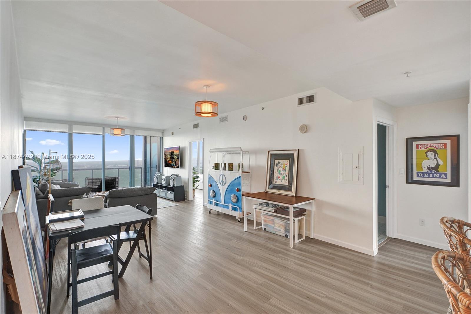 BLUE CONDO - Residential