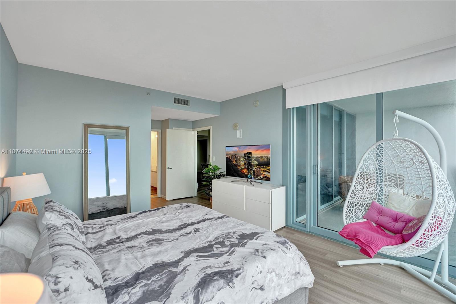 BLUE CONDO - Residential