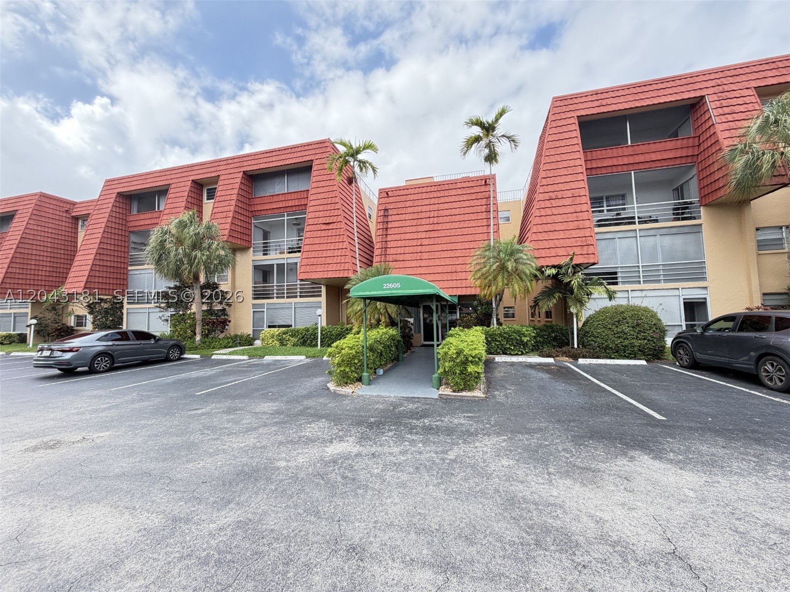 REMODELED 2 BEDROOM AND 2 BATHROOM + DEN CONDO IN THE WEST BOCA AREA! SPACIOUS APT WITH VAULTED CEILINGS, GRANITE COUNTER TOPS, UNDER MOUNT SINK. BOTH BATHROOMS HAVE BEEN COMPLETELY UPDATED. COMMUNITY POOL, EXCELLENT BOCA SCHOOLS A++, CLOSE TO SHOPPING. ALL AGES. WATER INCLUDED.