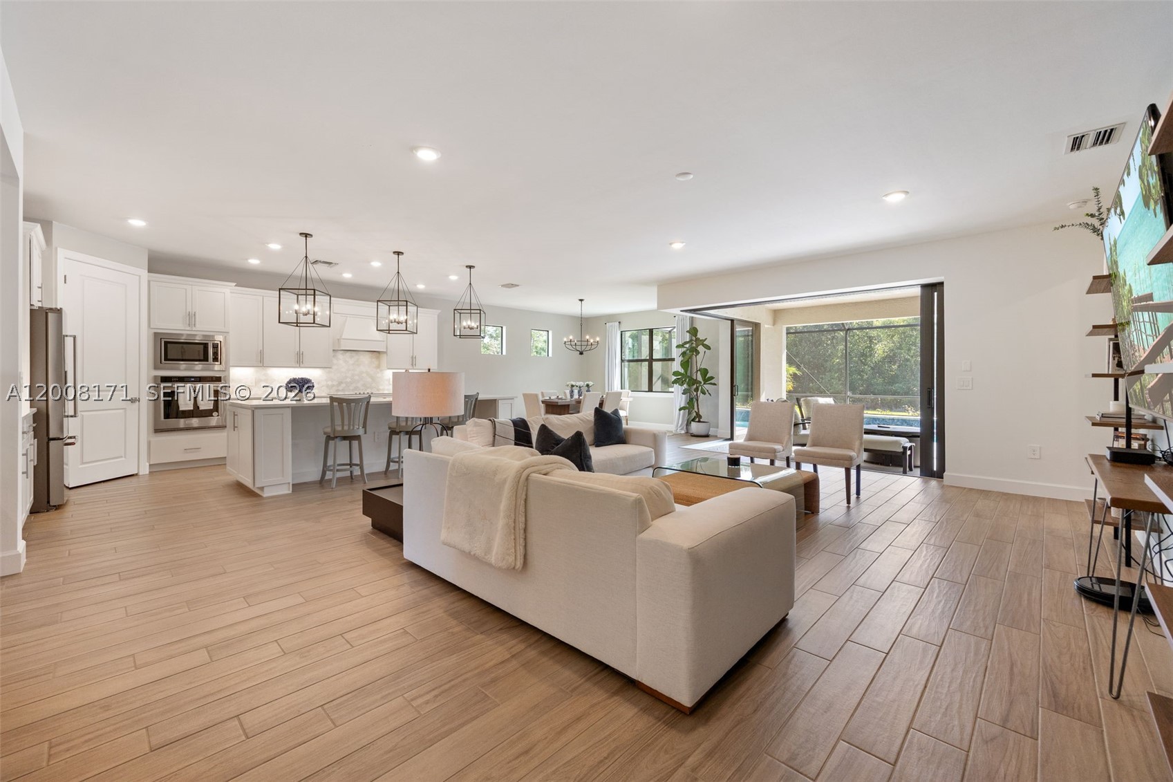 COUNTRY CLUB - Residential