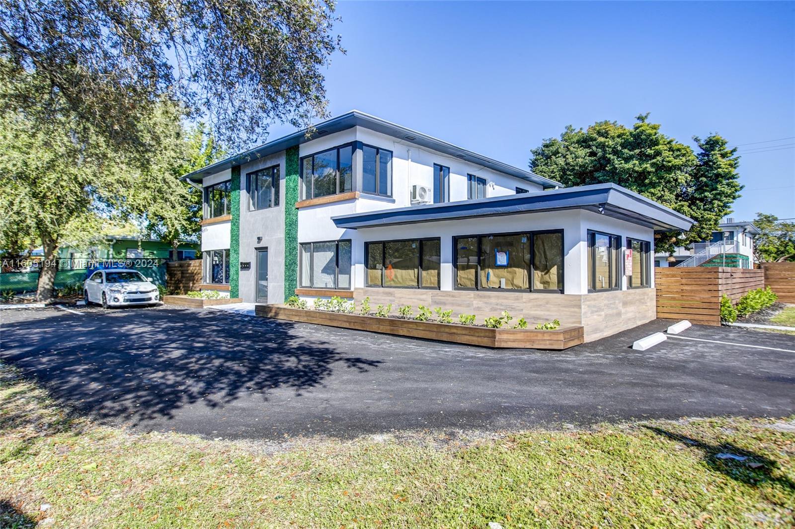 LAUDERDALE - Residential Lease