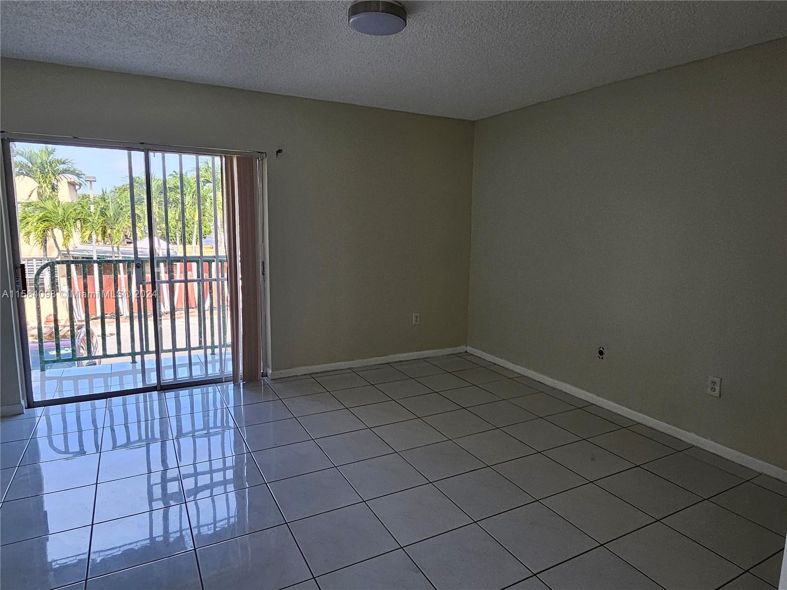 LES CHATEAUX AT INT GARDE - Residential Lease