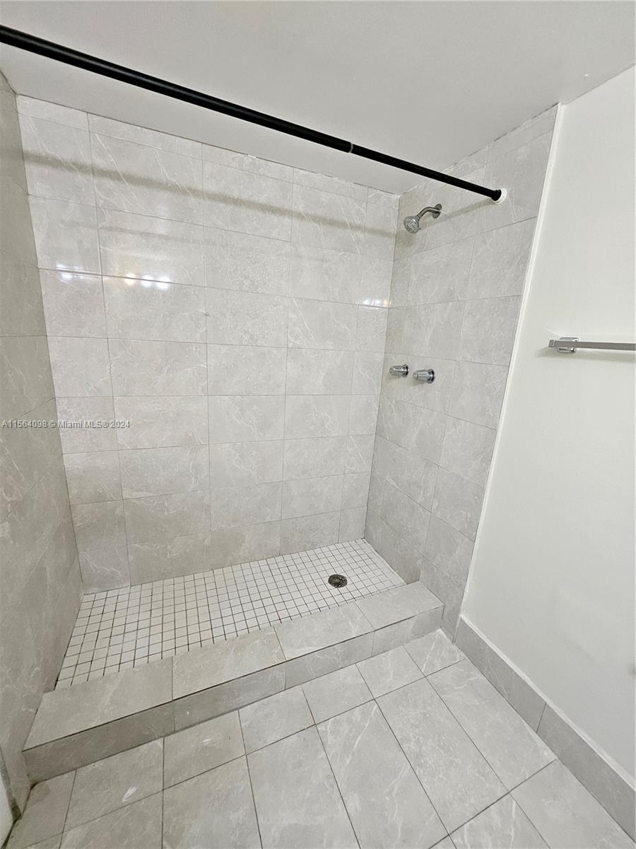 MAGNIFICENT TOWNHOUSE, WELL LOCATED, GOOD SCHOOLS NEAR EXPRESSWAY WITH THREE BEDROOMS AND THREE FULL BATHROOMS, LARGE KITCHEN AND TERRACE, NOW AVAILABLE FOR RENT