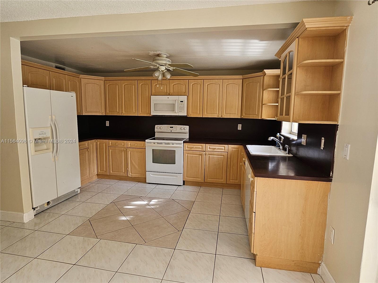 LES CHATEAUX AT INT GARDE - Residential Lease