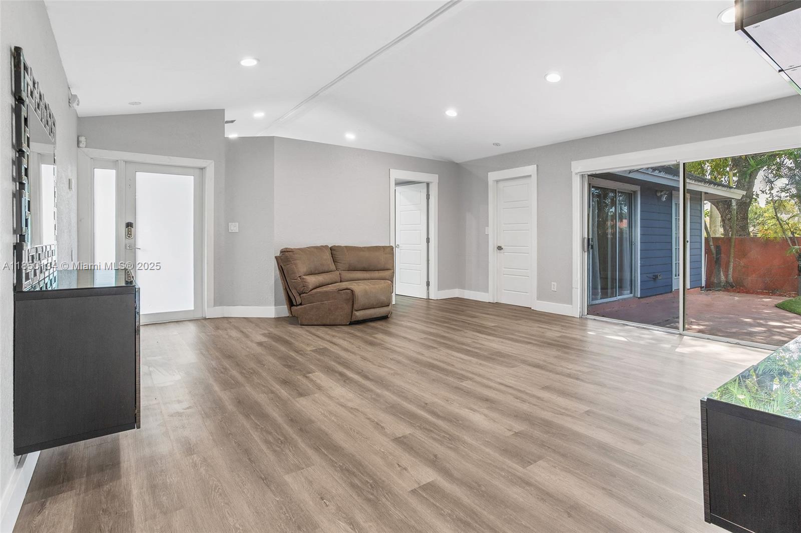 ROYAL GLEN - Residential Lease