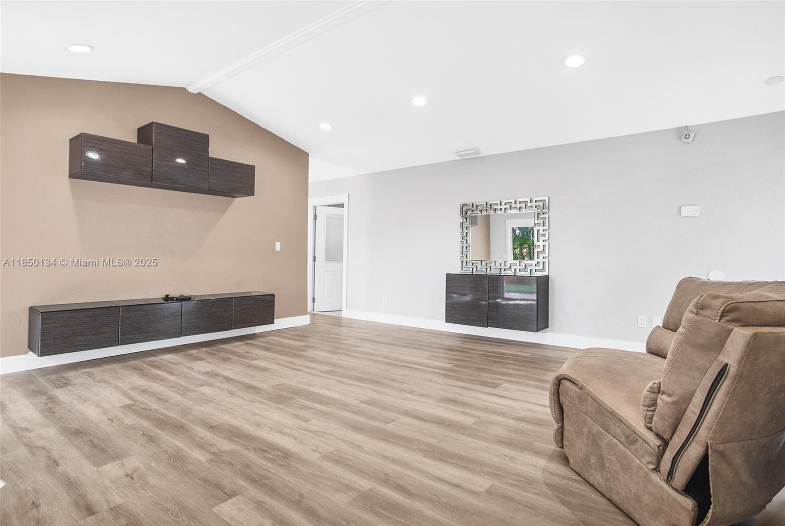 ROYAL GLEN - Residential Lease