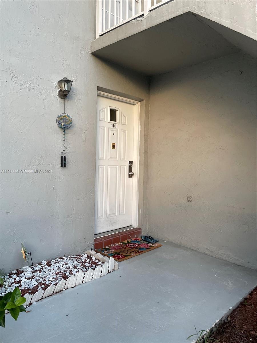 AVAILABLE IMMEDIATELY 2BR/2BA We're pleased to present the opportunity to rent a rare gem property in a highly demanded Miami, FL. Including 2 bedrooms and 2 bathrooms, you are going to enjoy the 1,060 sqft that composes this Condo built in 1990. Nested in an enjoyable neighborhood, and minutes from local attractions, public transportation, and public park. Don't miss this great opportunity!