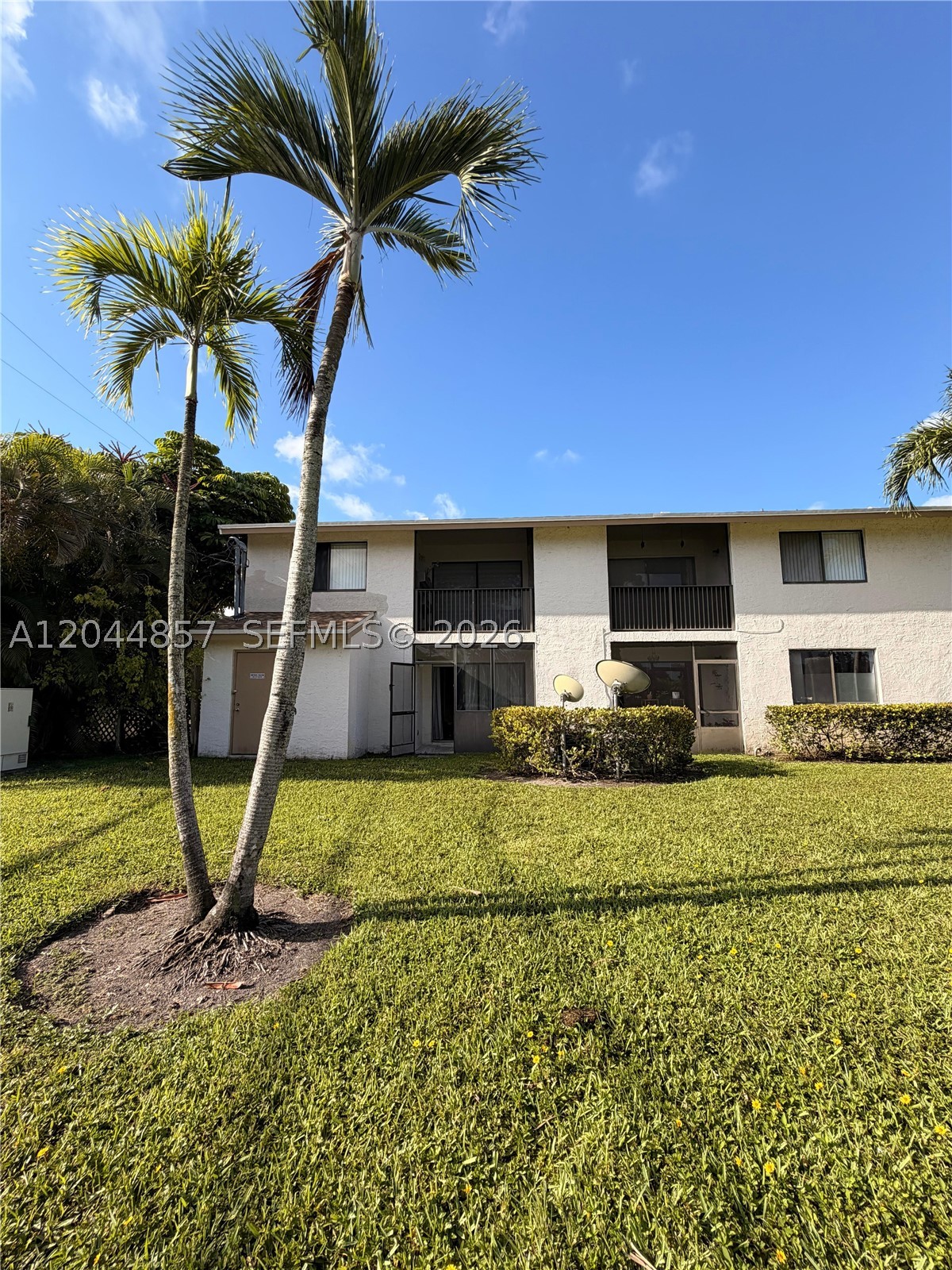 Cozy Unit , Very well maintenance , Beautiful details ,very quiet area ,centrally located near shopping, restaurants and medical facilities.