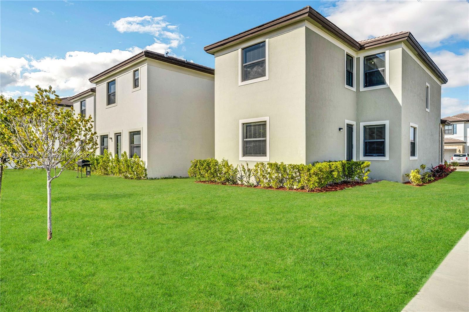 AQUABELLA NORTH - Residential Lease