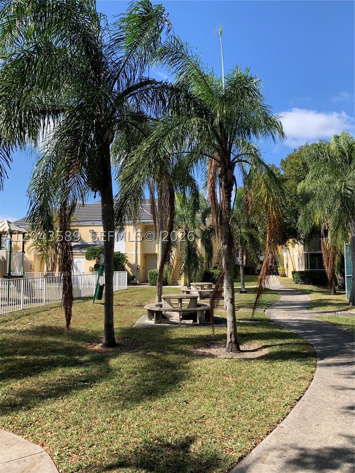 LE CLUB AT OLD CUTLER CON - Residential