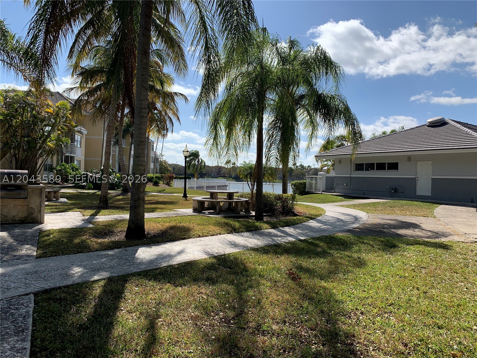 LE CLUB AT OLD CUTLER CON - Residential