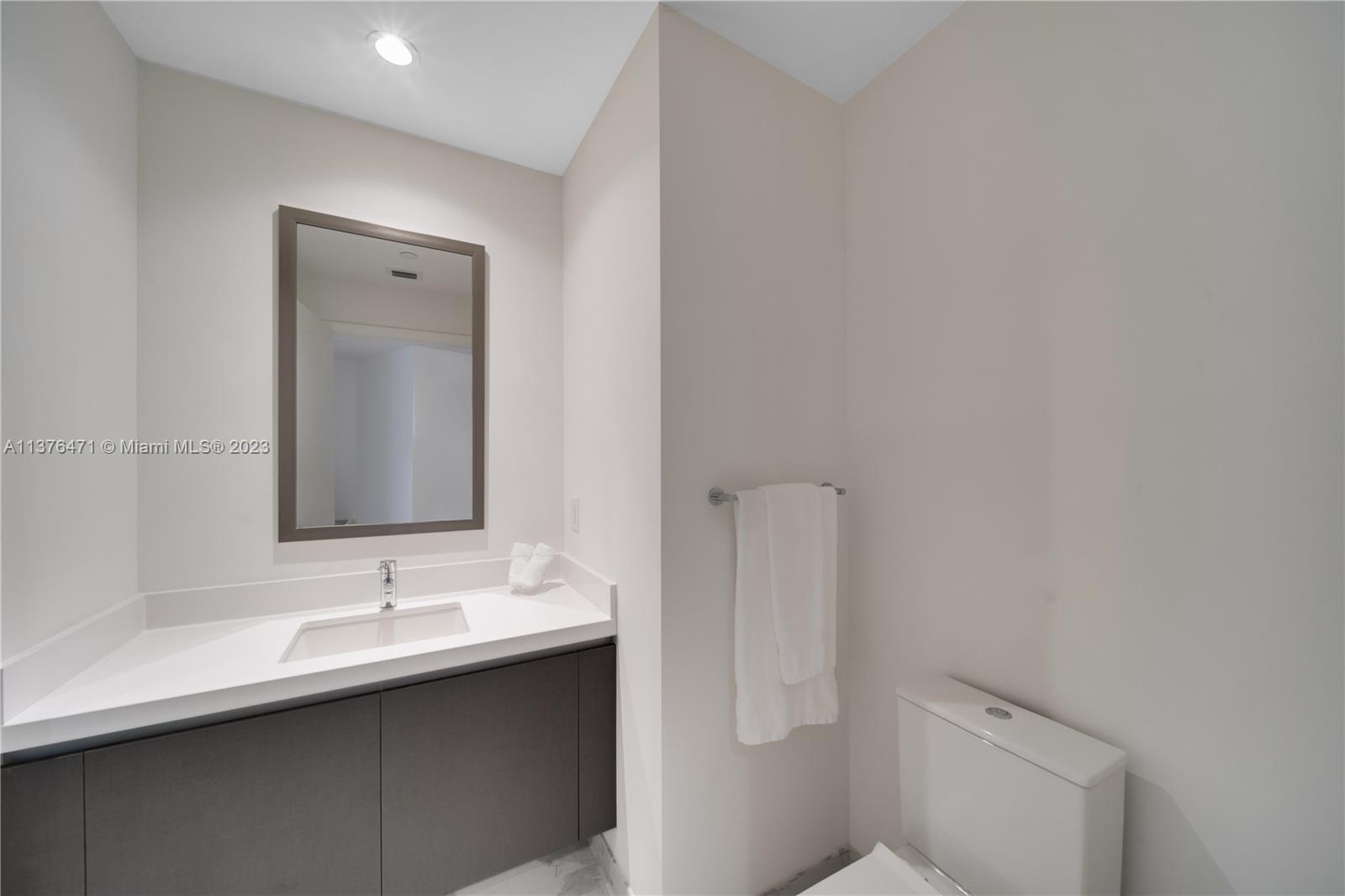 PARAMOUNT MIAMI WORLDCENT - Residential Lease