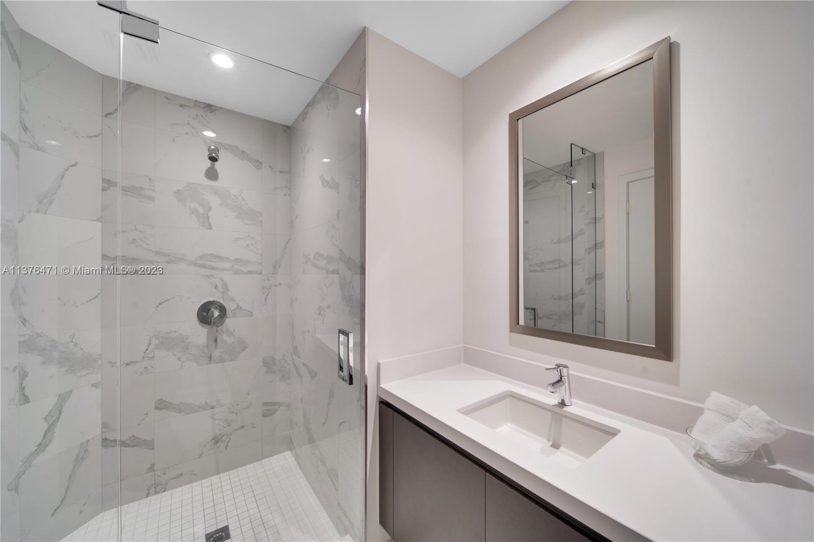 PARAMOUNT MIAMI WORLDCENT - Residential Lease