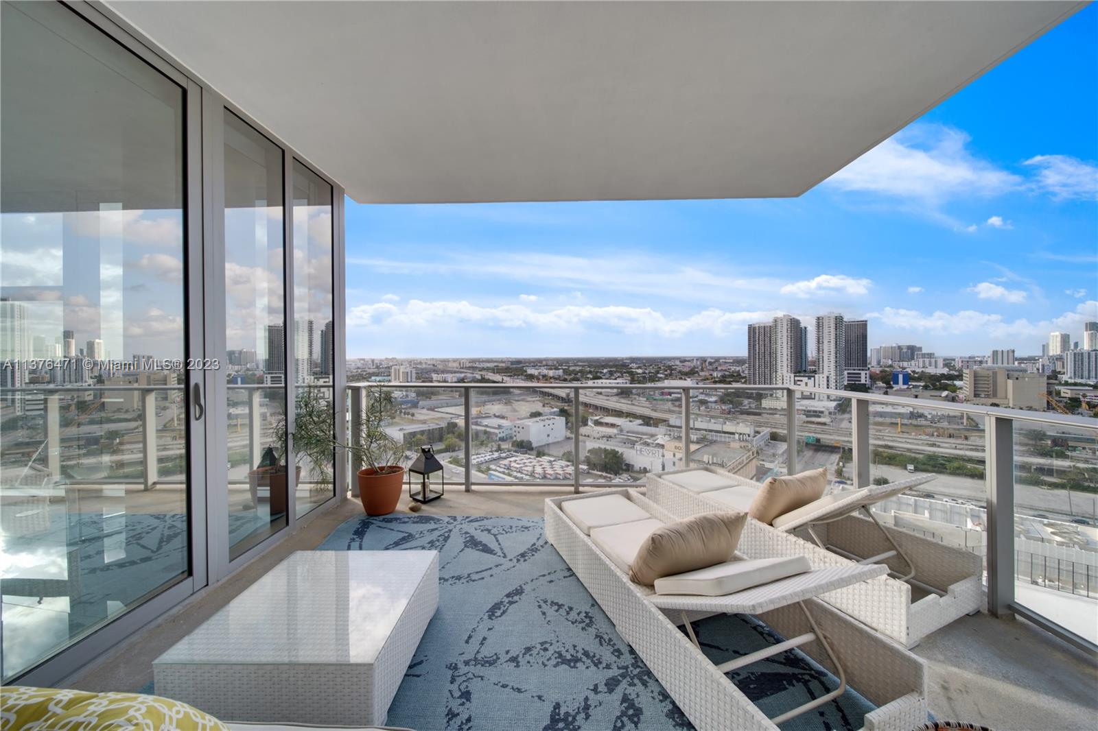 PARAMOUNT MIAMI WORLDCENT - Residential Lease