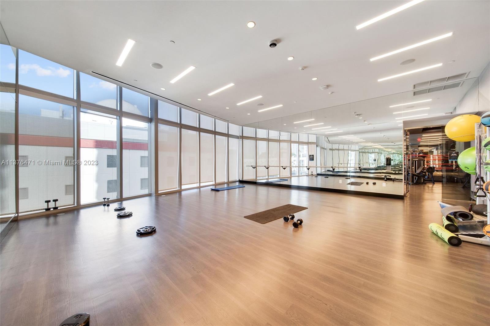 PARAMOUNT MIAMI WORLDCENT - Residential Lease