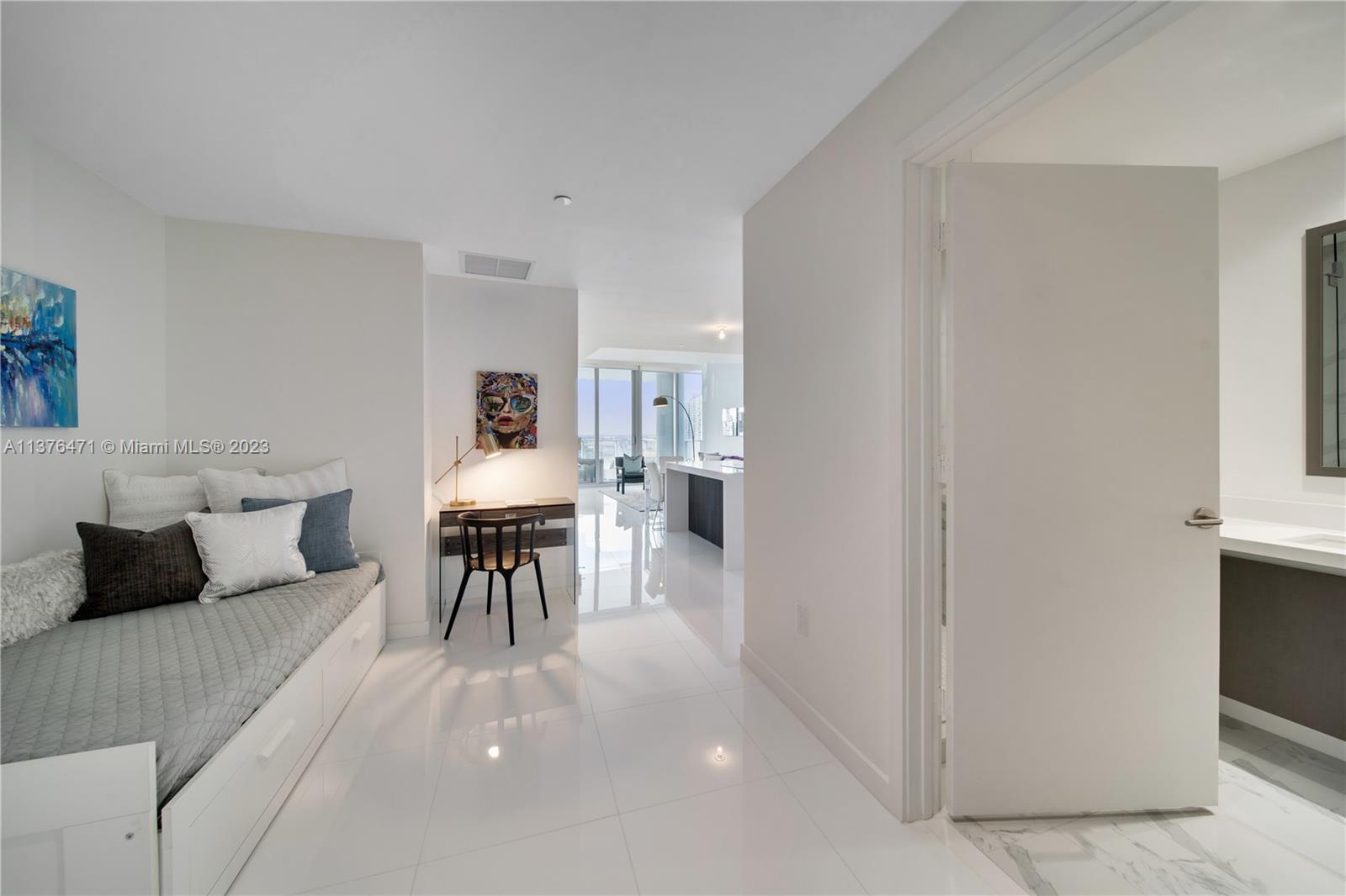 PARAMOUNT MIAMI WORLDCENT - Residential Lease