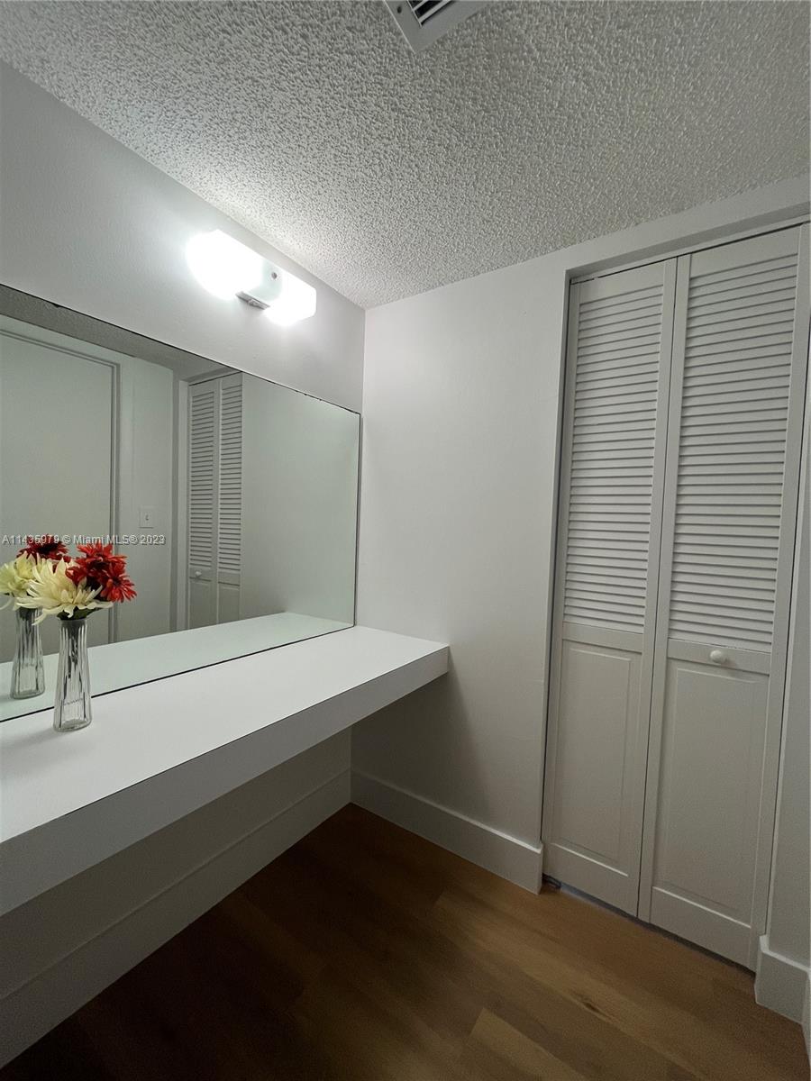 LAKEWOOD ON THE GREEN - Residential Lease