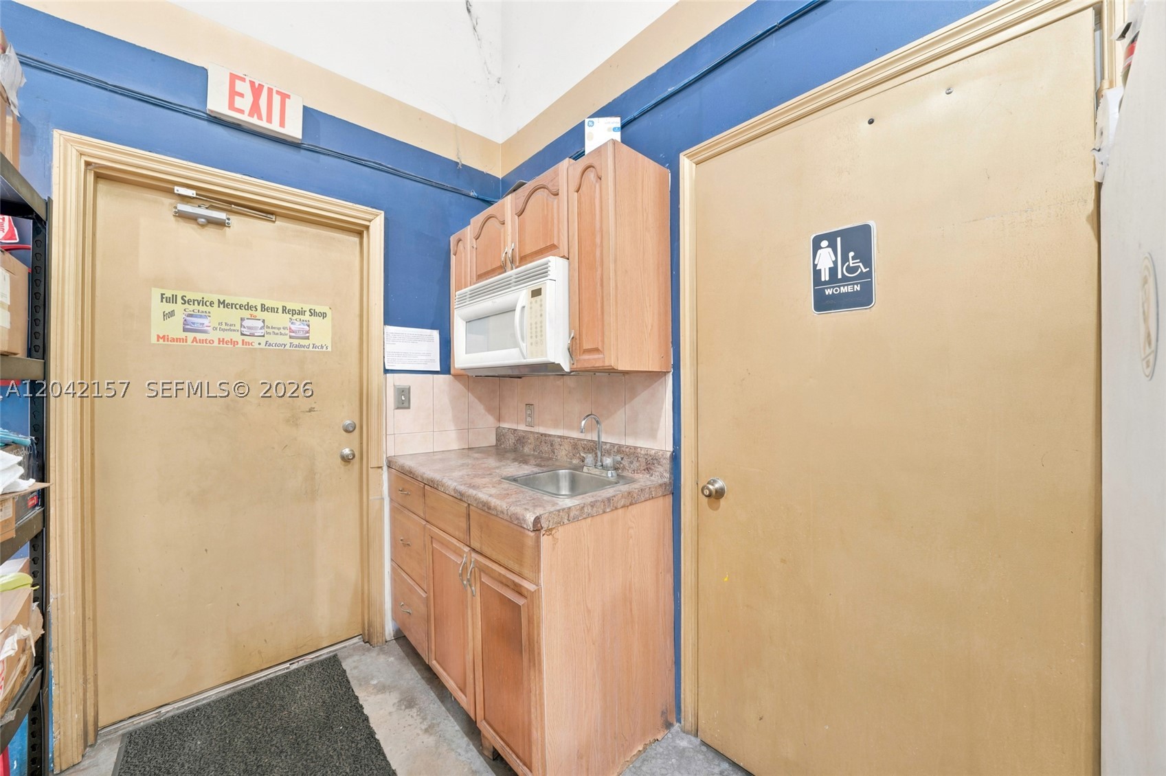 Main image without alt text