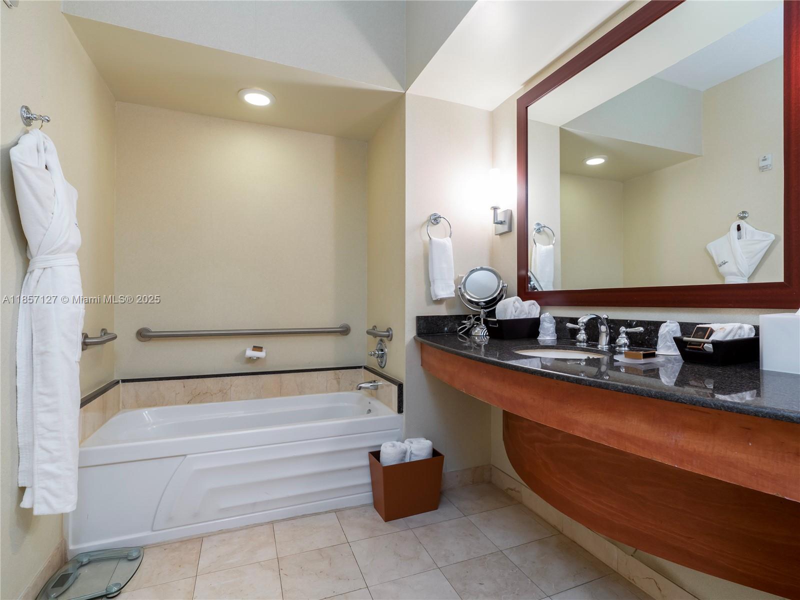 TRUMP INTERNATIONAL SONES - Residential