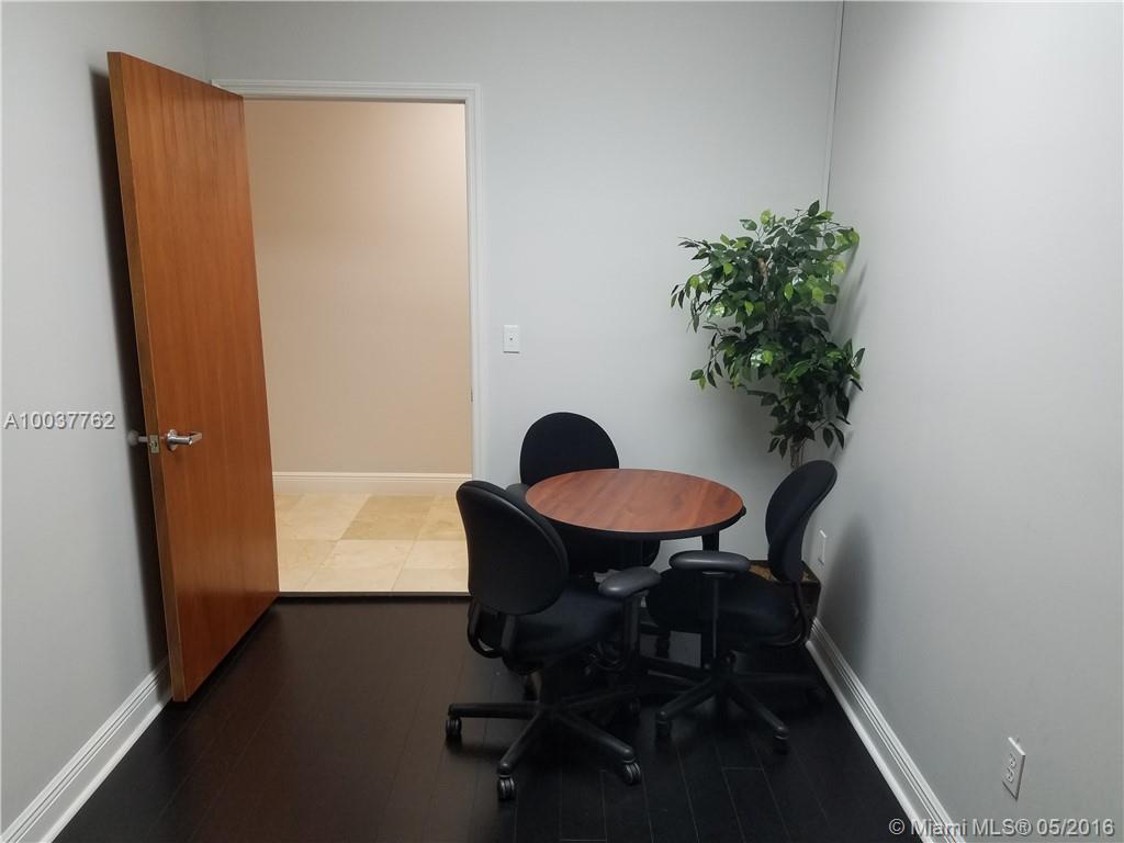 #202-3. Office for rent. 100 sq.ft. Includes: Starbucks coffee, water, tea, bathroom, cleaning. Parking. 24/7 access. Price negotiable. Unfurnished. Oficina en alquiler. Weston.