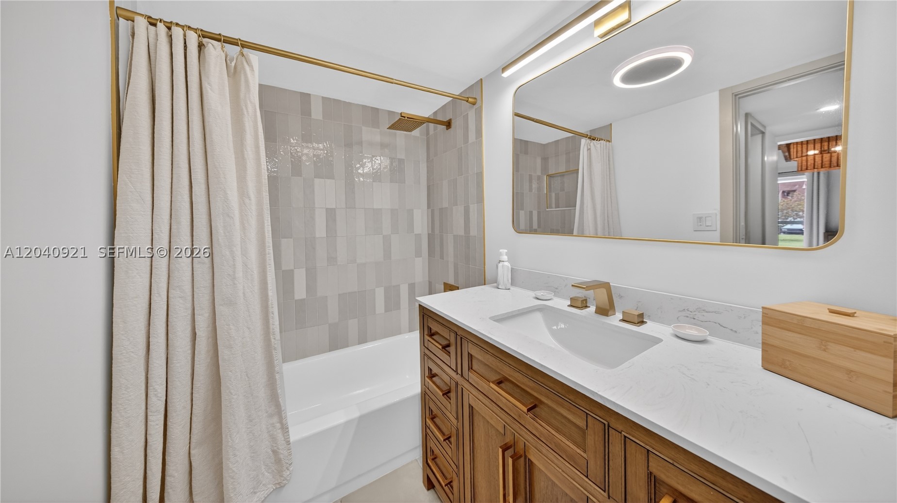 ARROWHEAD GOLF AND TENNIS - Residential